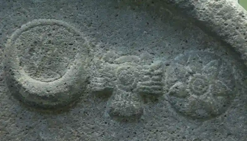 Winged disc, solar disc, and a crescent on the stela of Nabonidus